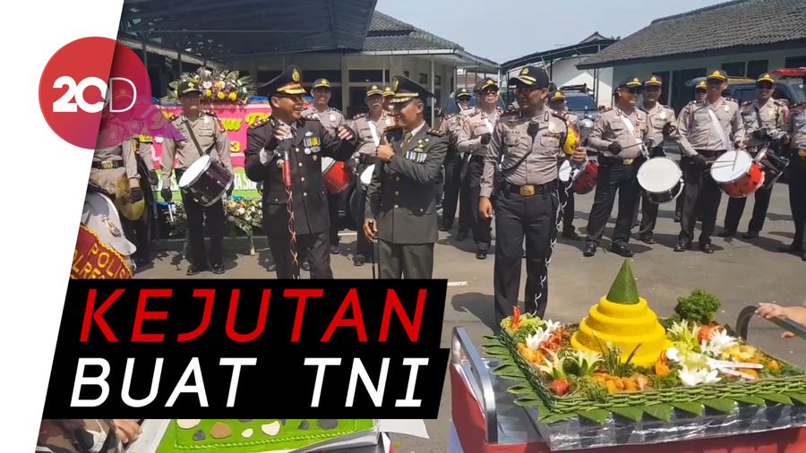 Di HUT TNI, Kapolres Sukabumi jadi Mayoret-Ngeband di Water Canon
