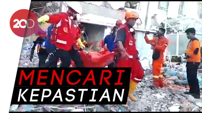 Jerit Tangis Keluarga dalam Evakuasi Korban Gempa di RS Palu