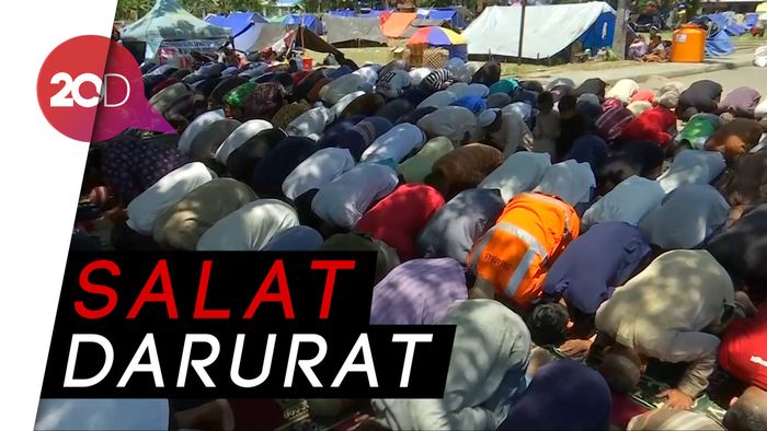 Khusyuk! Warga Palu Salat Jumat di Halaman Masjid