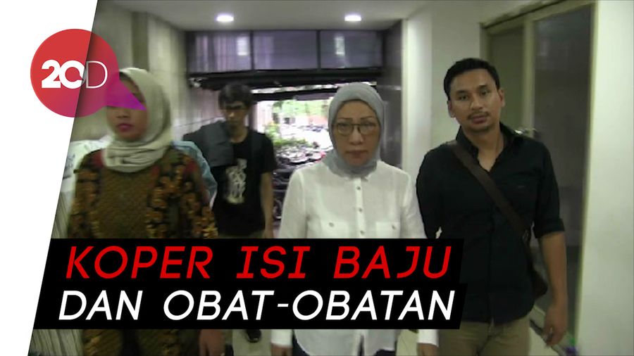 Lagi Diperiksa, Ratna Sarumpaet Minta Ganti Baju