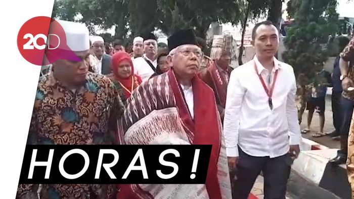 Pakai Ulos, Maruf Amin Ziarah ke Makam Sisingamangaraja XII   