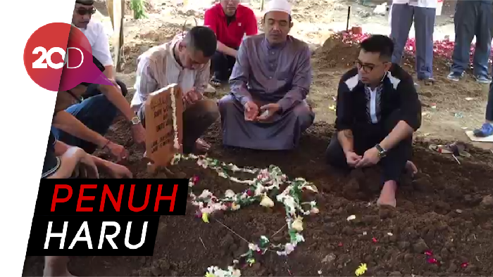 Isak Tangis Keluarga dan Kerabat Iringi Pemakaman Rudy Wowor