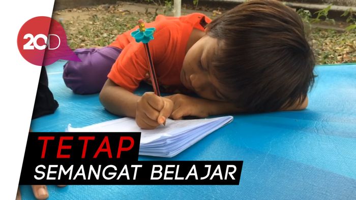 Potret Kehidupan Bocah Korban Gempa di Tenda Pengungsian