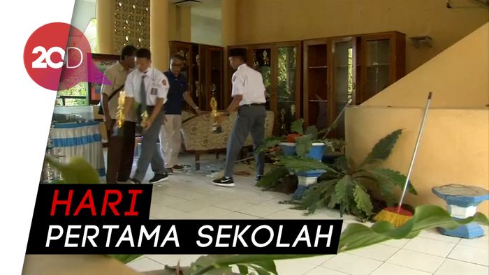 Siswa di Palu Gotong Royong Bersihkan Puing Pascagempa