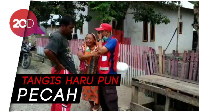 Tangis Relawan PMI Bertemu Orang Tua yang jadi Korban Gempa