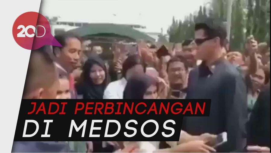 Ramai Video Aksi Paspampres Larang Pose 2 Jari Bareng Jokowi