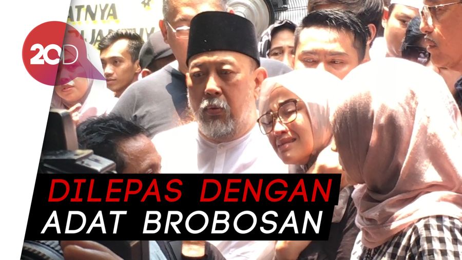 Keluarga Antar Istri Indro Warkop ke TPU Tanah Kusir