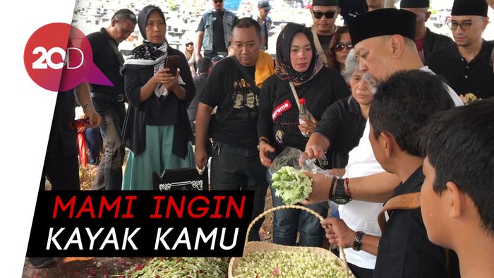 Kisah di Balik Permintaan Istri Indro Warkop Berhijab