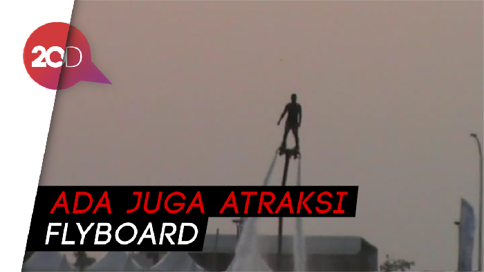 Seru! Atraksi Bambu Gila di International Eight Festival