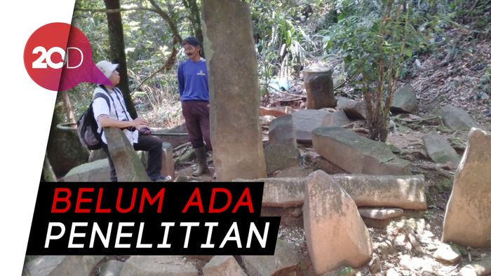 Situs Batu Panjang Misterius di Ciamis