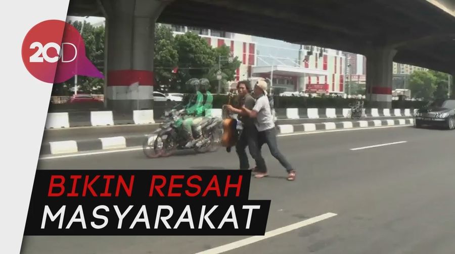 Aksi Kejar-kejaran Saat Razia Pak Ogah di Jaktim