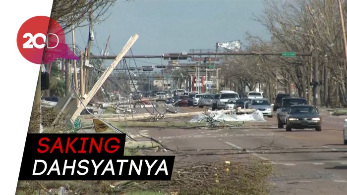 Kedahsyatan Topan Michael Membuat Jalanan Retak Bergelombang