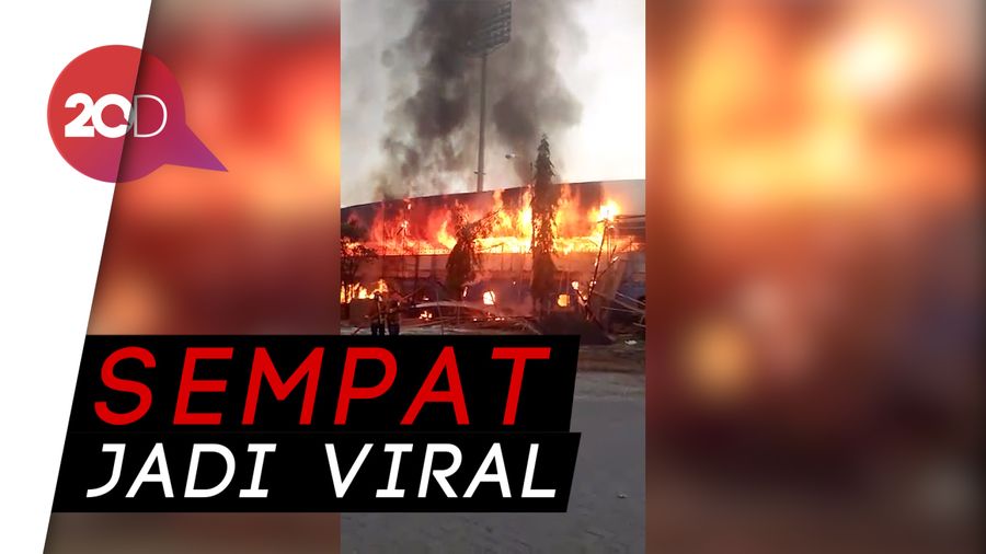 Tumpukan Kayu di Depan Stadion Surajaya Lamongan Terbakar