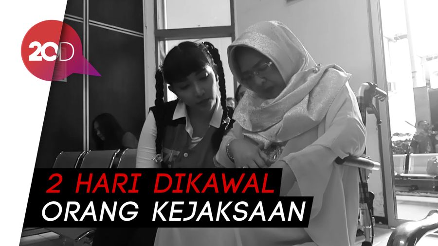 Antar Jenazah Ibunda, Roro Fitria Hirup Udara Bebas Sementara