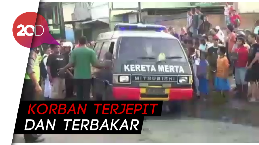 Mobil Terbakar Usai Ditabrak Truk, Tiga Orang Tewas
