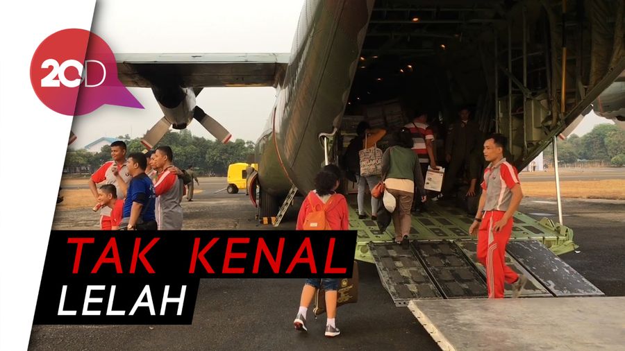 Tak Kenal Lelah! Relawan CT Arsa Foundation Loading Bantuan