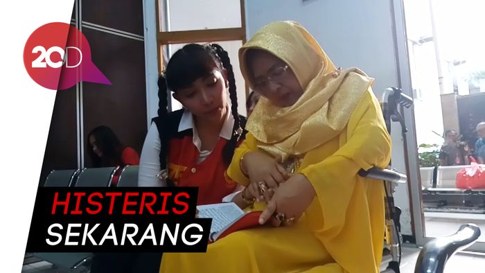 Roro Fitria Histeris Dapat Kabar Ibundanya Meninggal