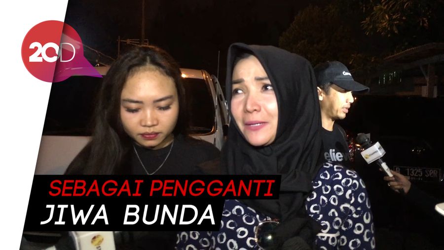 Roro Fitria Bawa Bunga dan Tanah Pemakaman Ibunya ke Jakarta