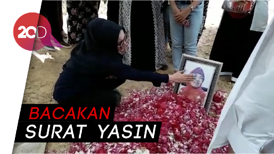 Tangis Roro Fitria Pecah di Pusara Ibunda