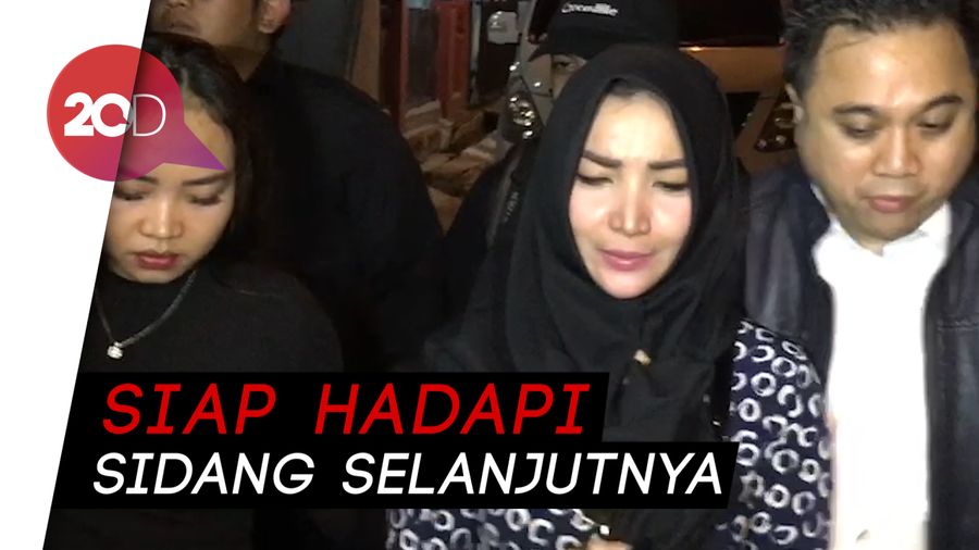 Usai Kunjungi Makam Ibunda, Roro Fitria Balik ke Rutan