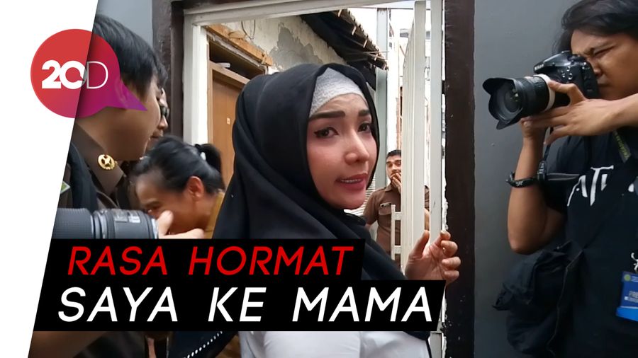 Masih Berkabung, Roro Fitria Kenakan Hijab di Pengadilan