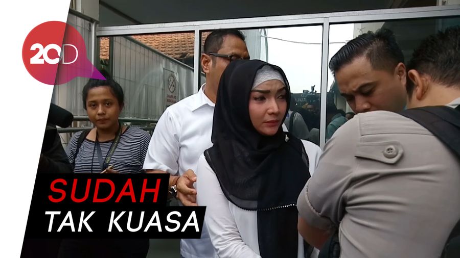 Pingsan di Makam Ibunda, Roro Fitria: Saya Tidak Kuat