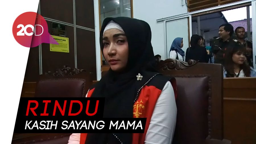 Teringat Bunda, Roro Fitria Menangis Lagi
