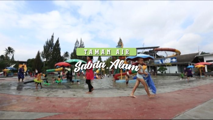 Bermain Wahana Air di Sumber Air Panas Alami