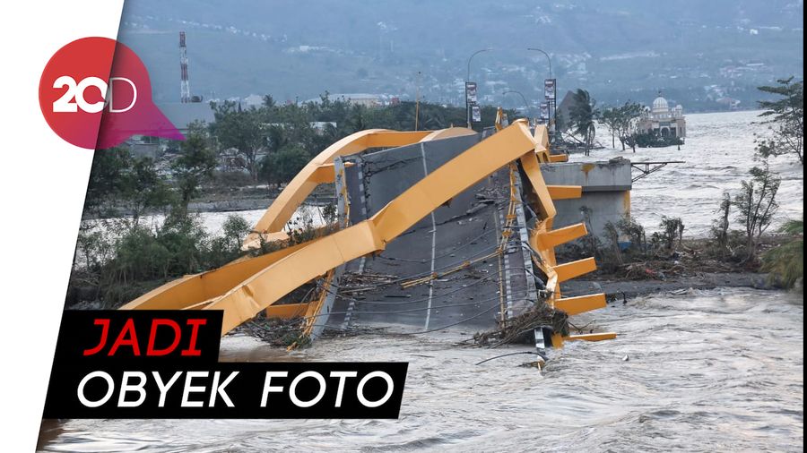 Ambruknya Jembatan Kuning Jadi Tontonan Warga