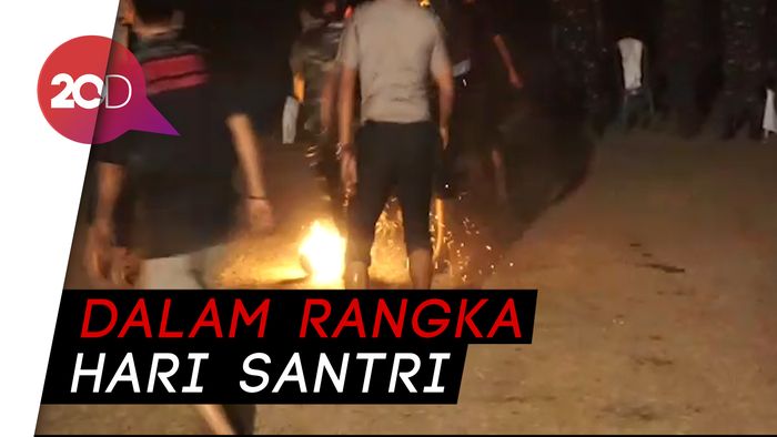 Keseruan Polisi Adu Bola Api Lawan Banser NU 