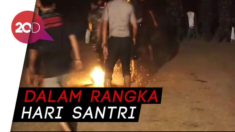 Keseruan Polisi Adu Bola Api Lawan Banser NU 
