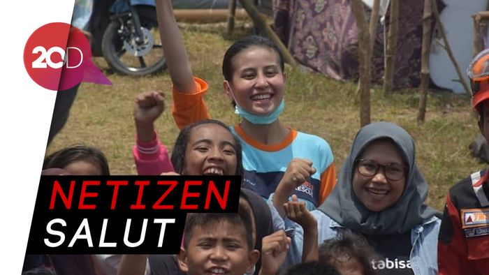 Pensiun dari Selebgram, Awkarin Jadi Relawan di Sulteng