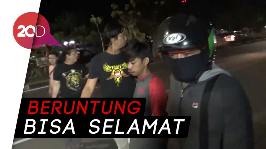 Nahas! Polantas Makassar Ditikam Saat Amankan Korban Kecelakaan