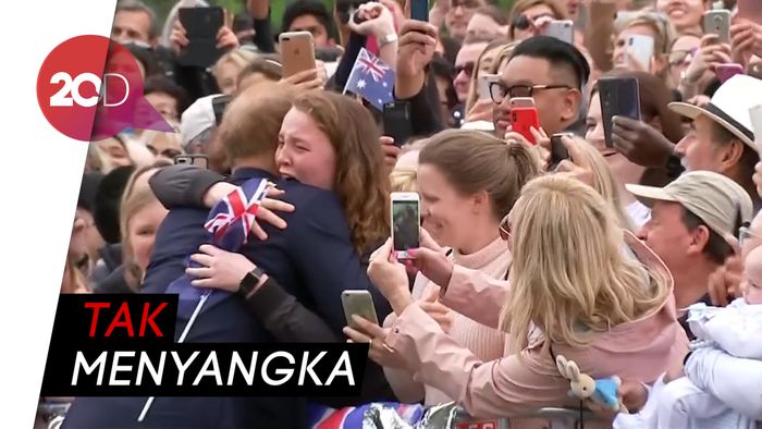 Penggemar Ini Menangis Usai Dipeluk Pangeran Harry
