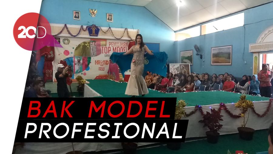 Aksi Warga Binaan Lapas Banyuwangi Bergaya di Atas Catwalk