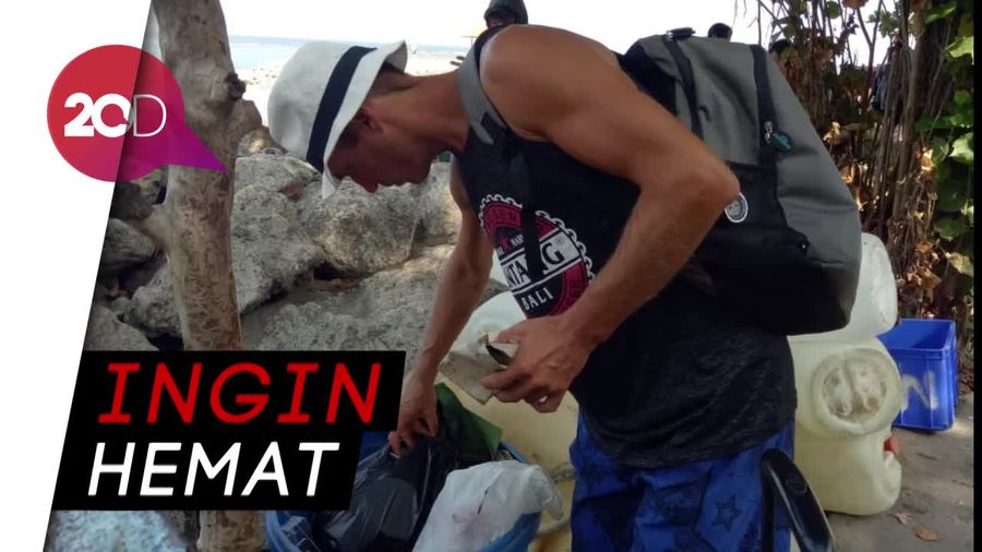 Bule Ini Ngais Makanan dari Tong Sampah di Bali