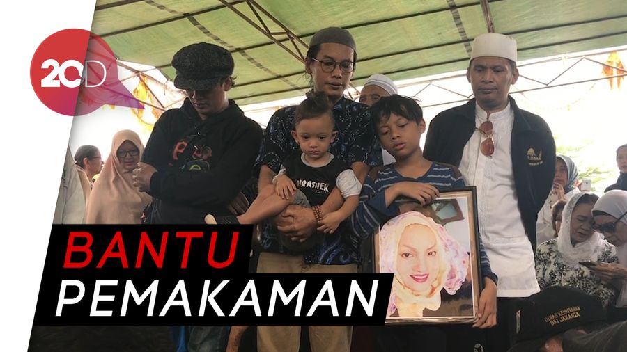 Indra Candra Antarkan Kepergian Titi Qadarsih
