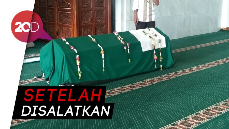 Keluarga Antar Jenazah Titi Qadarsih ke TPU Tanah Kusir
