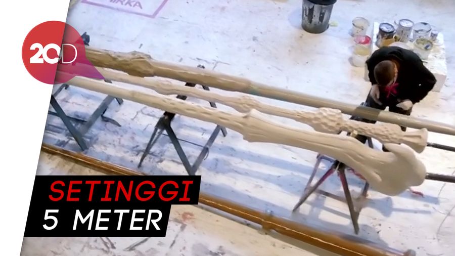 Keren! Tongkat Sihir Raksasa Harry Potter Dipajang di London