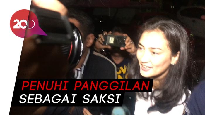 Siap Diperiksa, Atiqah Hasiholan Datangi Polda Metro Jaya 
