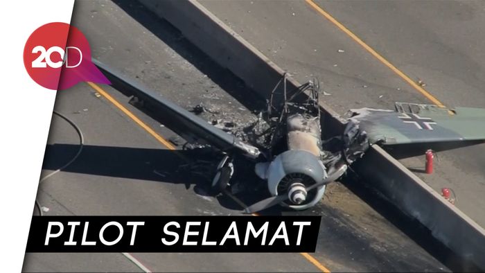 Brakk! Pesawat Antik Tabrak Marka Jalan di Los Angeles