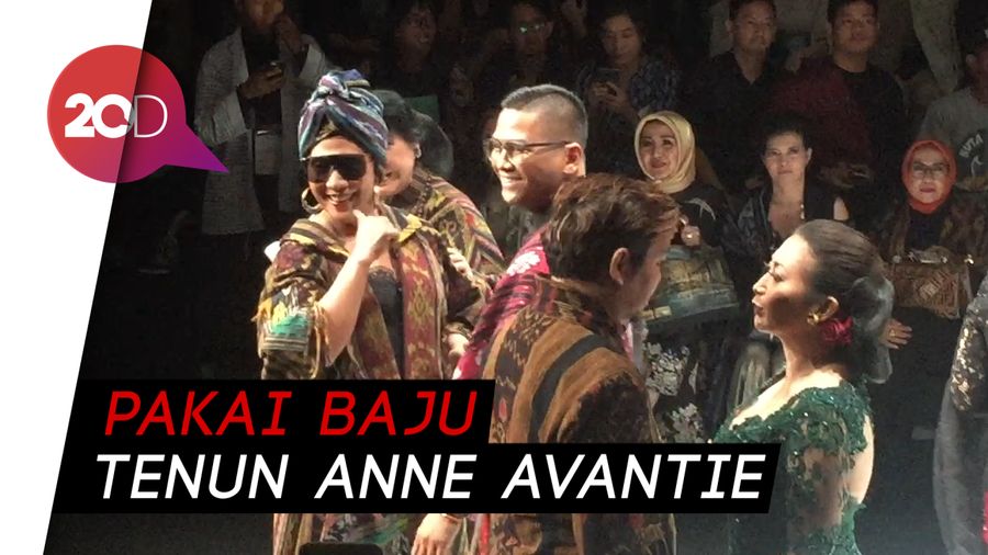 Gaya Keren Susi Pudjiastuti Saat Berlenggang di JFW 2019