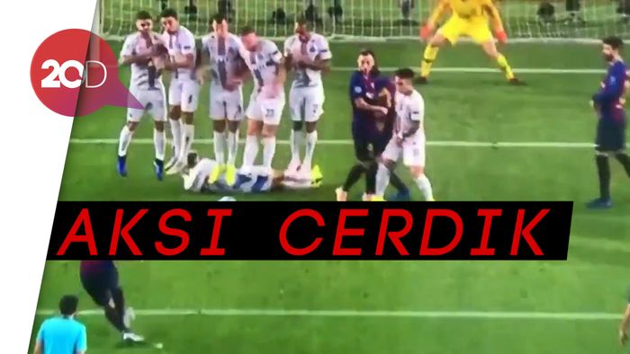 Saat Tendangan Bebas Suarez Dihalau Pantat Brozovic