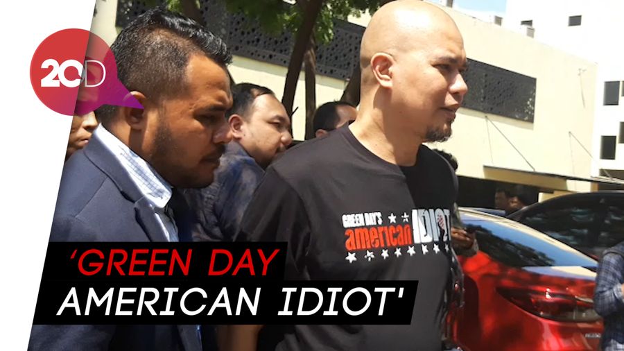 Sambangi Mapolda Jatim, Ahmad Dhani Pakai Kaus American Idiot