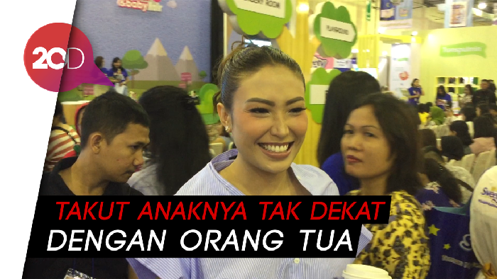 Selalu Tampil Kocak, Ayu Dewi Tegas ke Anak