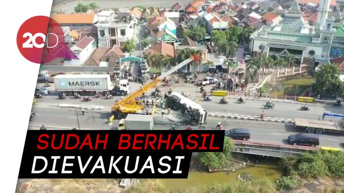 Truk Angkut Semen Terguling Bikin Macet Pantura Gresik