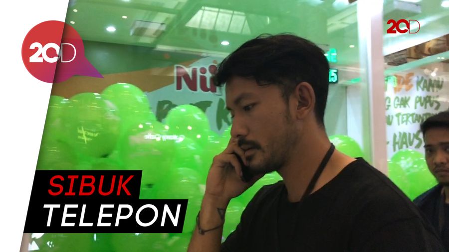 Ditanya soal Kabar Atiqah Usai Diperiksa, Rio Dewanto Kabur