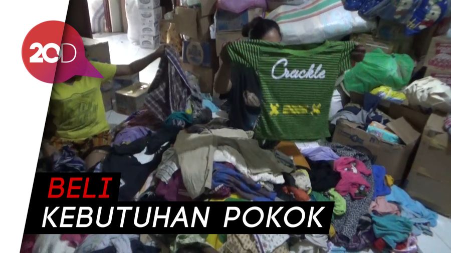 Pengungsi Berjualan Baju Sumbangan untuk Bertahan Hidup
