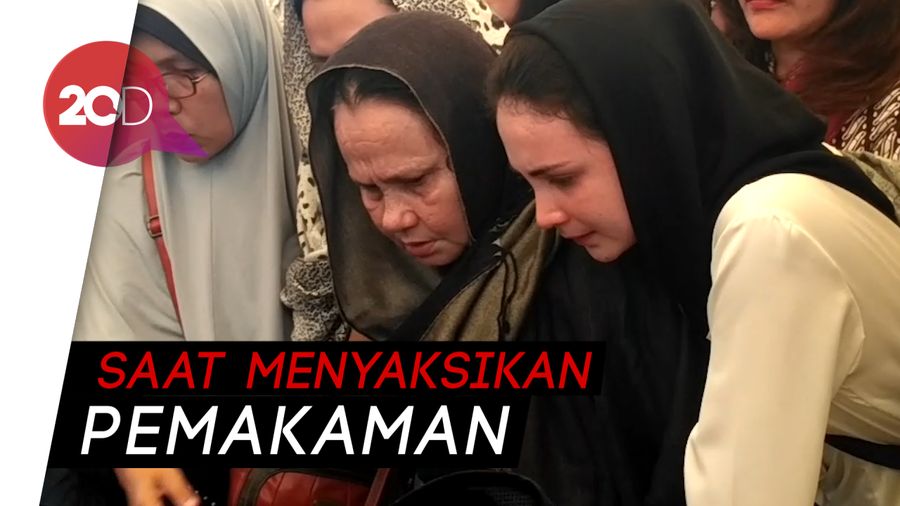 Tangis Arumi Bachsin Pecah saat Antar Jenazah Sang Ayah