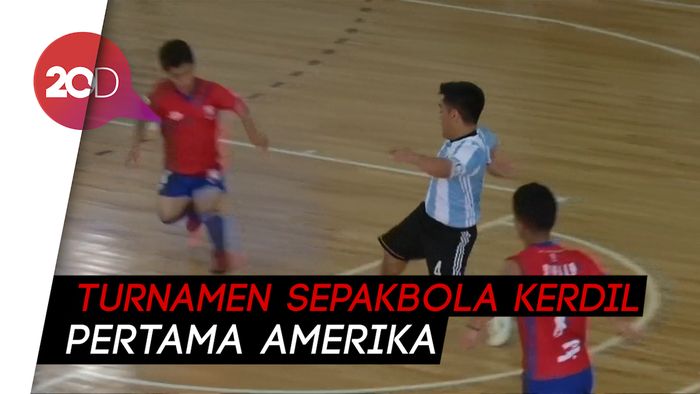 Bertubuh Mini Tak Membatasi Mereka untuk Menggiring Bola